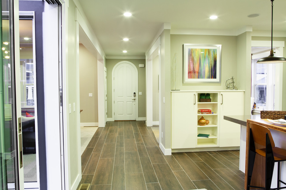 Источник вдохновения для домашнего уюта: коридор среднего размера в стиле неоклассика (современная классика) с серыми стенами и полом из керамической плитки