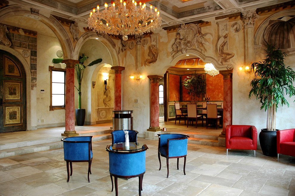Immagine di un ampio ingresso o corridoio mediterraneo con pavimento beige, pavimento in pietra calcarea e pareti multicolore