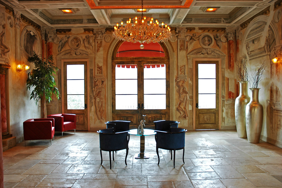 Пример оригинального дизайна: огромный коридор в средиземноморском стиле с бежевым полом, полом из известняка и разноцветными стенами
