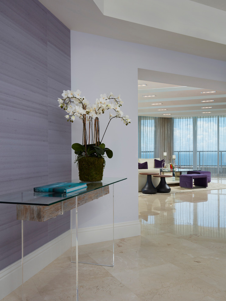 На фото: большой коридор в стиле модернизм с фиолетовыми стенами, мраморным полом и бежевым полом