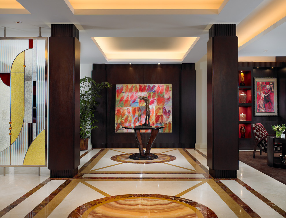 На фото: большой коридор в современном стиле с белыми стенами, мраморным полом и разноцветным полом с