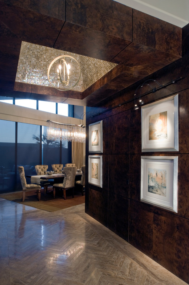 Источник вдохновения для домашнего уюта: большой коридор в стиле модернизм с коричневыми стенами и полом из травертина