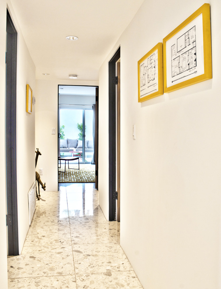 Immagine di un piccolo ingresso o corridoio moderno con pareti bianche