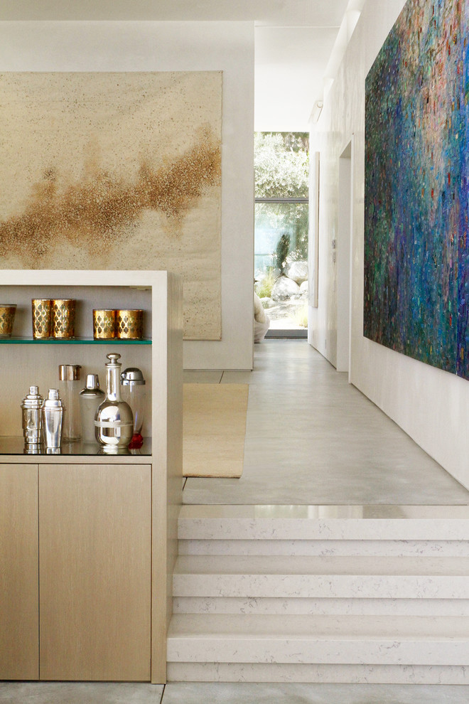 Свежая идея для дизайна: коридор в стиле модернизм с бетонным полом, серым полом и белыми стенами - отличное фото интерьера