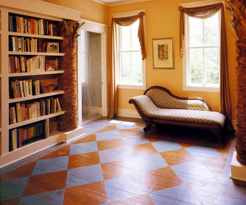 На фото: коридор среднего размера в стиле фьюжн с деревянным полом и разноцветным полом