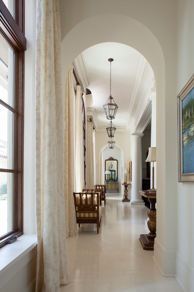 Esempio di un ingresso o corridoio classico di medie dimensioni con pareti bianche, pavimento con piastrelle in ceramica e pavimento beige
