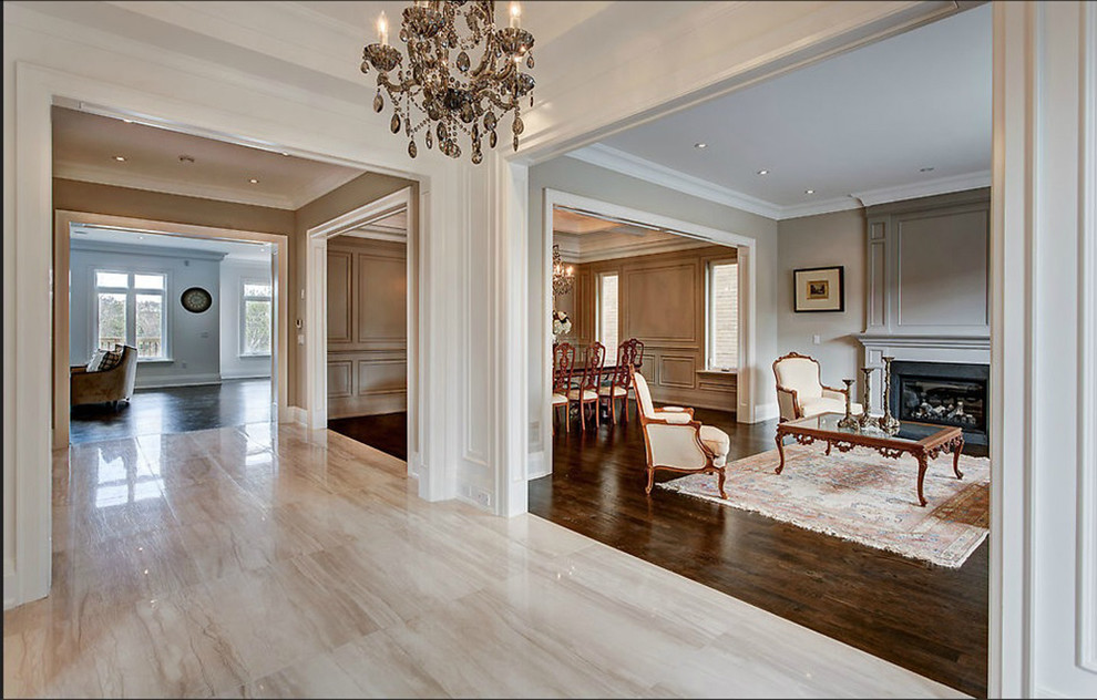 Свежая идея для дизайна: большой коридор в классическом стиле с коричневыми стенами, мраморным полом и коричневым полом - отличное фото интерьера
