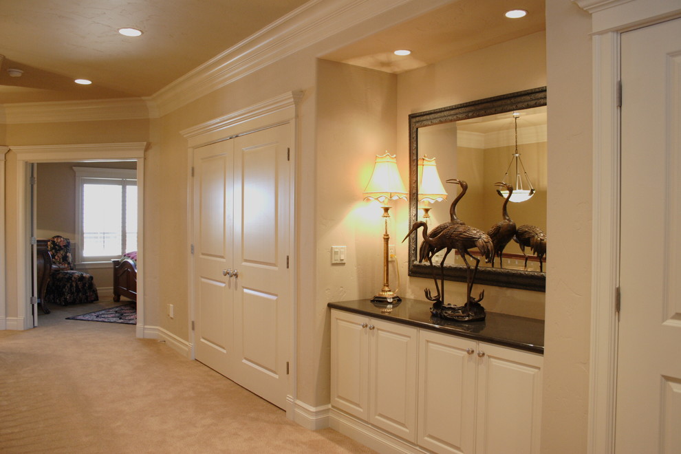 Esempio di un ingresso o corridoio classico di medie dimensioni con pareti beige, moquette e pavimento beige