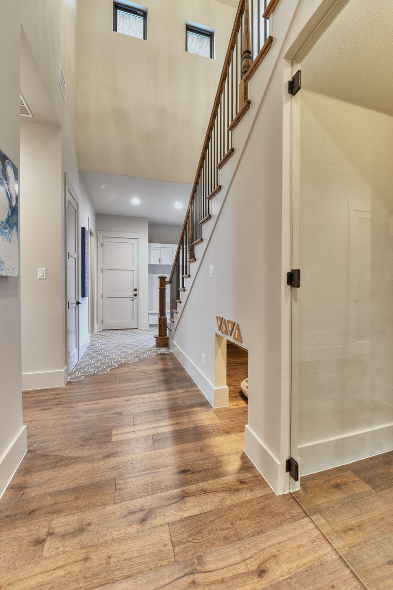Esempio di un ingresso o corridoio classico di medie dimensioni con pareti beige, pavimento in legno massello medio e pavimento marrone