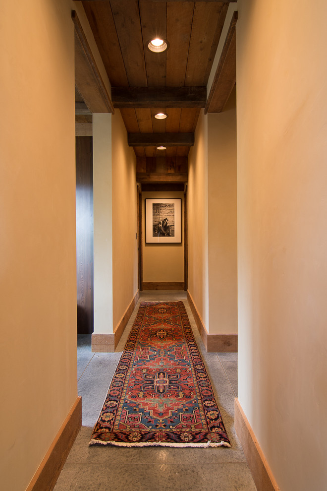 Источник вдохновения для домашнего уюта: коридор среднего размера в стиле рустика с белыми стенами, бетонным полом и серым полом