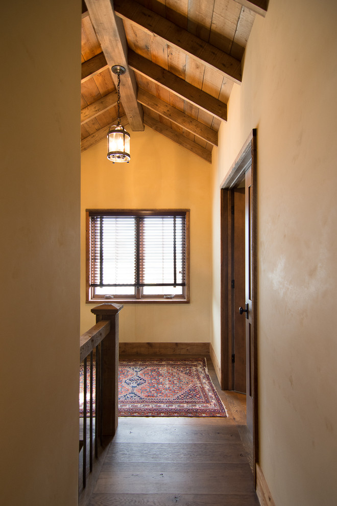 Esempio di un ingresso o corridoio stile rurale di medie dimensioni con pareti beige, parquet scuro e pavimento marrone