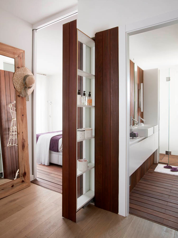 Example of a trendy hallway design in Barcelona