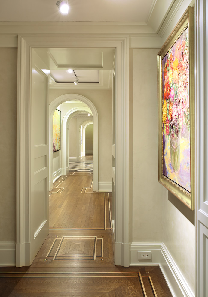 Свежая идея для дизайна: коридор среднего размера в стиле неоклассика (современная классика) с бежевыми стенами и паркетным полом среднего тона - отличное фото интерьера