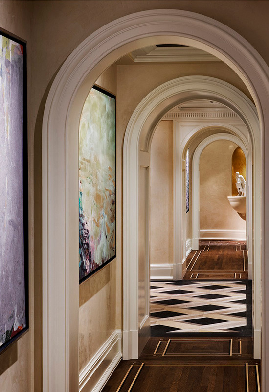 Immagine di un grande ingresso o corridoio american style con pareti beige