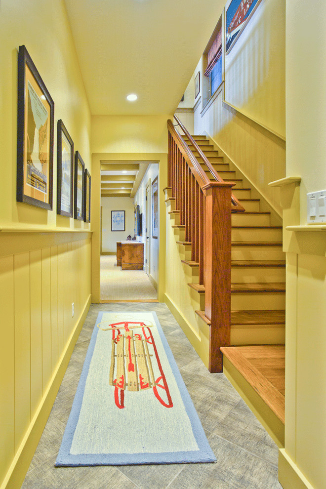 Стильный дизайн: коридор среднего размера в стиле кантри с желтыми стенами и полом из керамогранита - последний тренд
