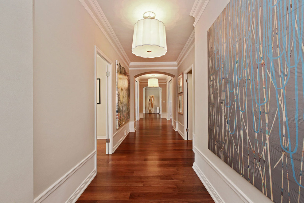 Diseño de recibidores y pasillos clásicos renovados con paredes beige y suelo de madera oscura