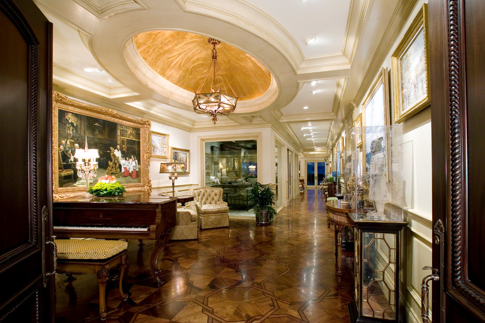 Großes Klassisches Wohnzimmer mit weißer Wandfarbe, braunem Holzboden und braunem Boden in Orange County