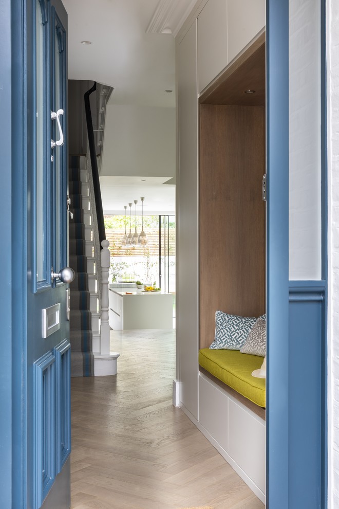 Großer Moderner Flur mit grauer Wandfarbe, braunem Holzboden und braunem Boden in London