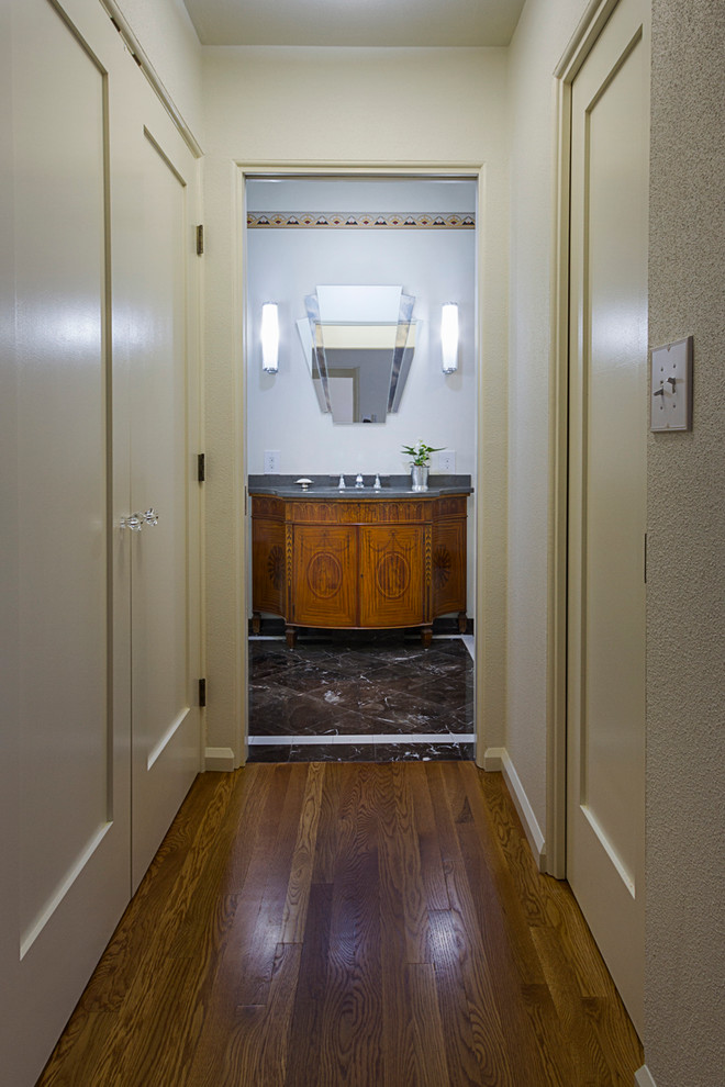 Foto di un piccolo ingresso o corridoio bohémian con pareti bianche, pavimento in legno massello medio e pavimento marrone