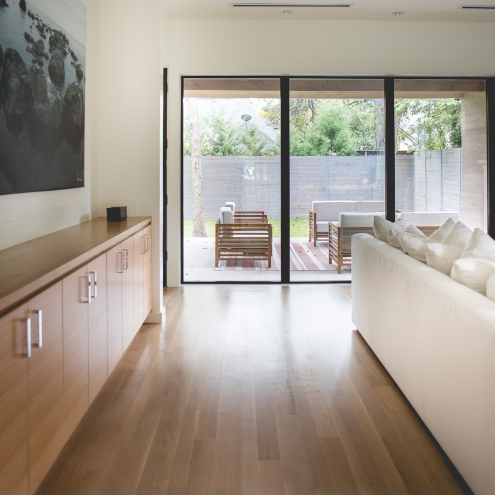 Idée de décoration pour un couloir minimaliste de taille moyenne avec un mur blanc et un sol en bois brun.