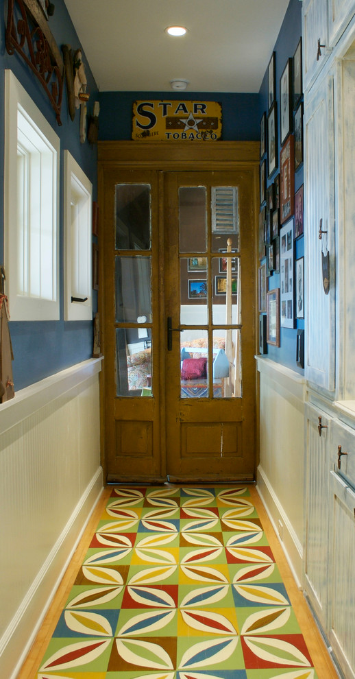 Foto di un piccolo ingresso o corridoio shabby-chic style con pareti blu e pavimento con piastrelle in ceramica