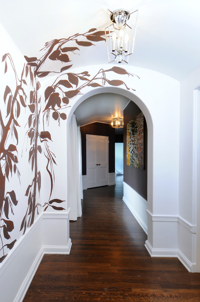Свежая идея для дизайна: коридор среднего размера в стиле неоклассика (современная классика) с белыми стенами и темным паркетным полом - отличное фото интерьера