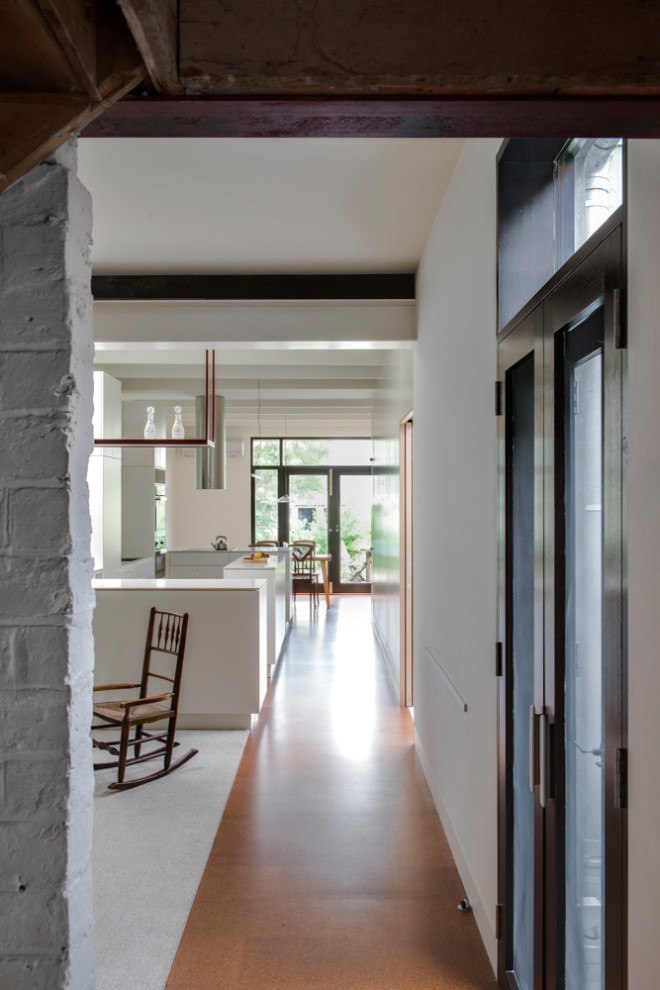 На фото: маленький коридор в стиле модернизм с серыми стенами, пробковым полом и коричневым полом для на участке и в саду с