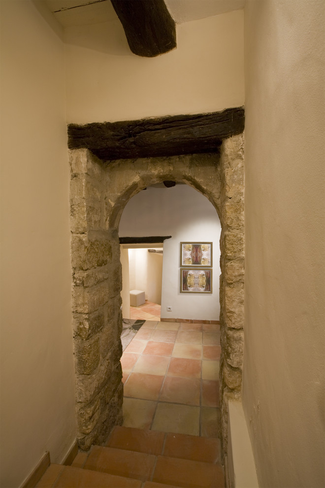 マルセイユにある地中海スタイルのおしゃれな廊下の写真