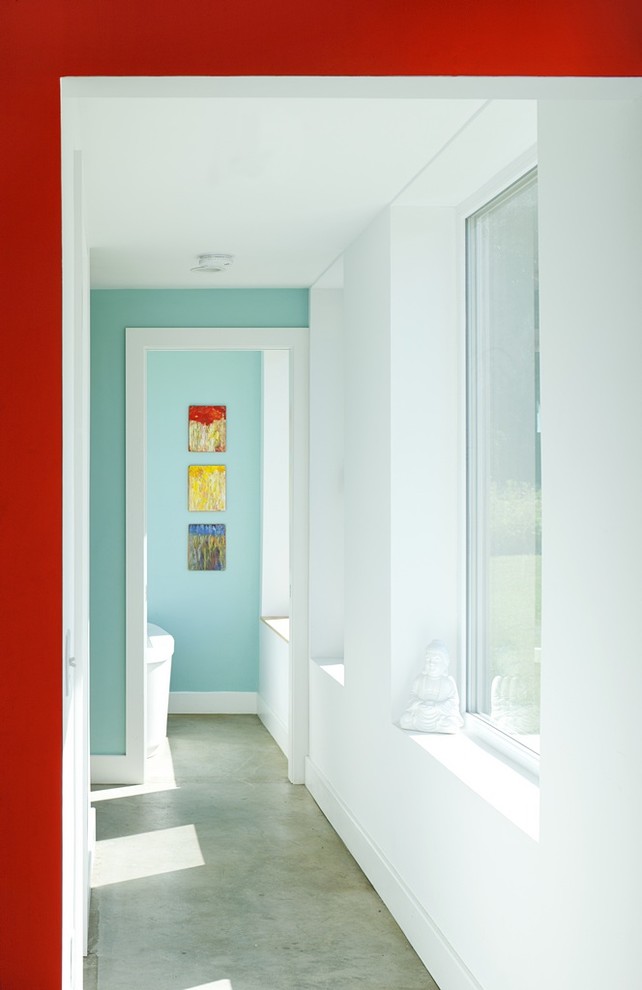 Стильный дизайн: коридор в стиле кантри с белыми стенами, бетонным полом и серым полом - последний тренд