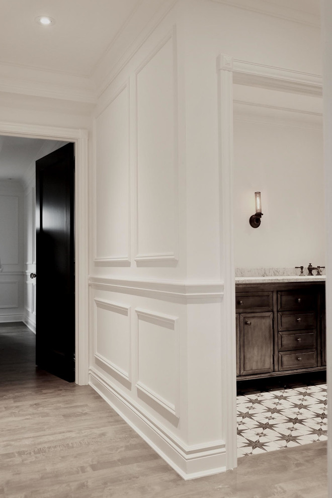 Свежая идея для дизайна: коридор в стиле неоклассика (современная классика) - отличное фото интерьера