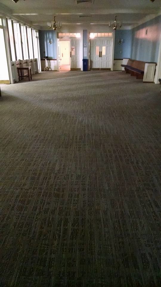 Bild på en stor vintage hall, med blå väggar, heltäckningsmatta och brunt golv