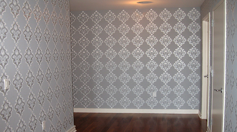Exemple d'un couloir tendance de taille moyenne avec un mur gris et parquet foncé.