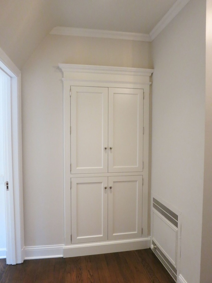 Foto di un ingresso o corridoio chic di medie dimensioni con pareti bianche, parquet scuro e pavimento marrone