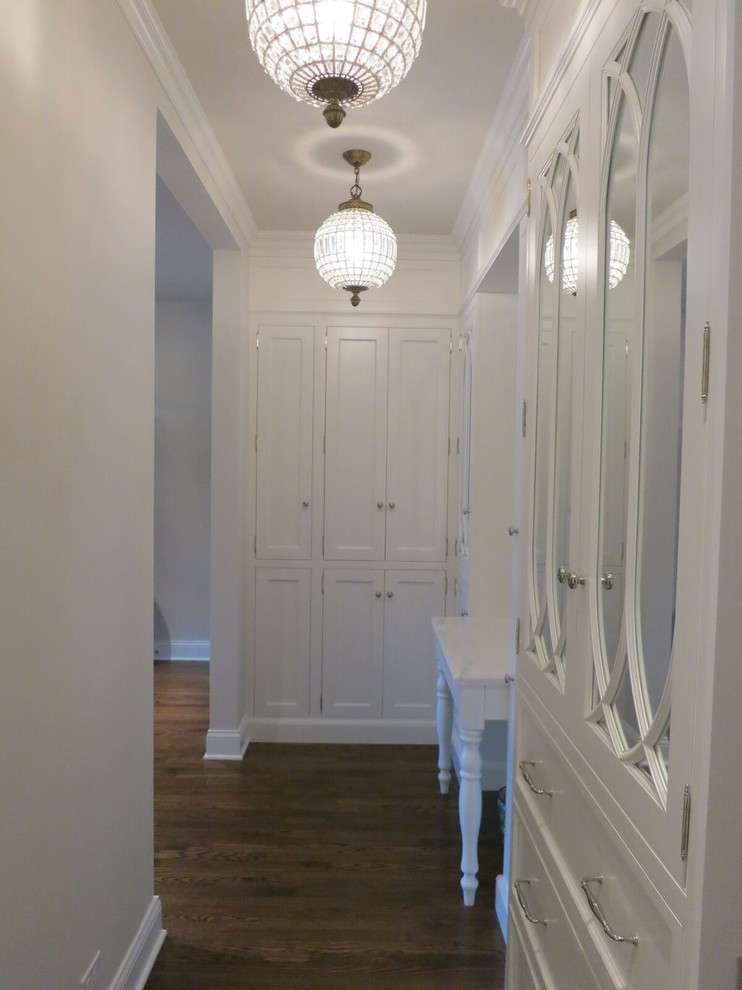 Идея дизайна: коридор среднего размера в стиле неоклассика (современная классика) с белыми стенами, темным паркетным полом и коричневым полом