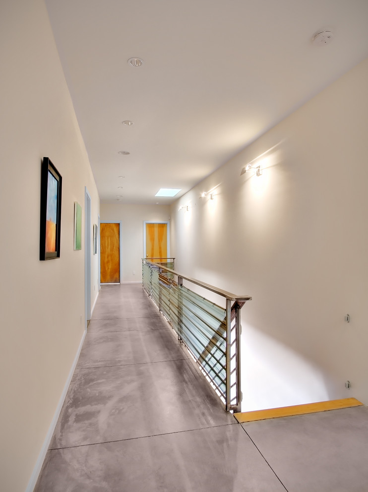 Ispirazione per un ingresso o corridoio minimalista con pavimento in cemento e pavimento grigio