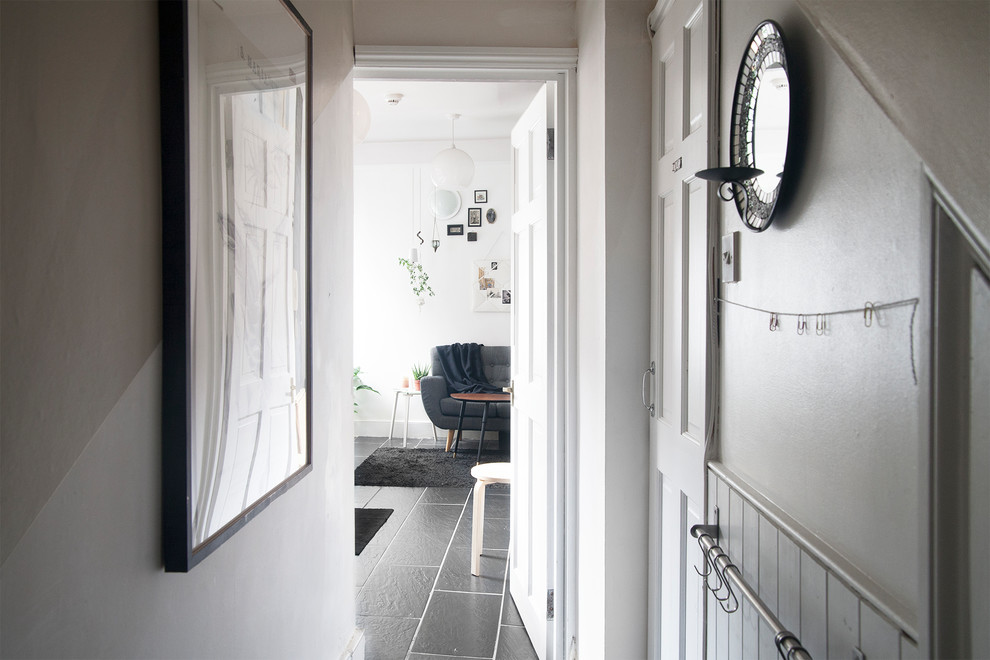 Пример оригинального дизайна: маленький, узкий коридор в стиле фьюжн с бежевыми стенами, полом из керамической плитки и черным полом для на участке и в саду