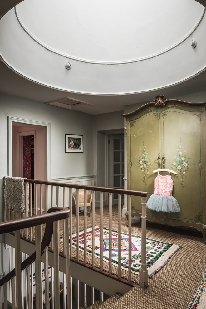 Стильный дизайн: коридор среднего размера в стиле шебби-шик с серыми стенами, ковровым покрытием и коричневым полом - последний тренд