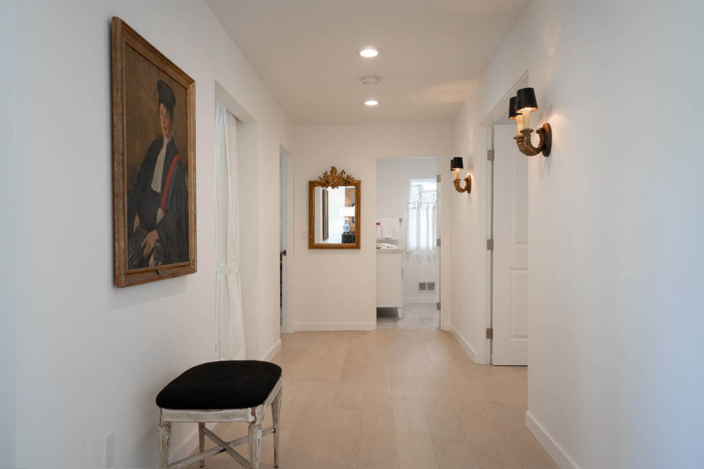 Ispirazione per un piccolo ingresso o corridoio stile marinaro con pareti bianche, parquet chiaro e pavimento beige
