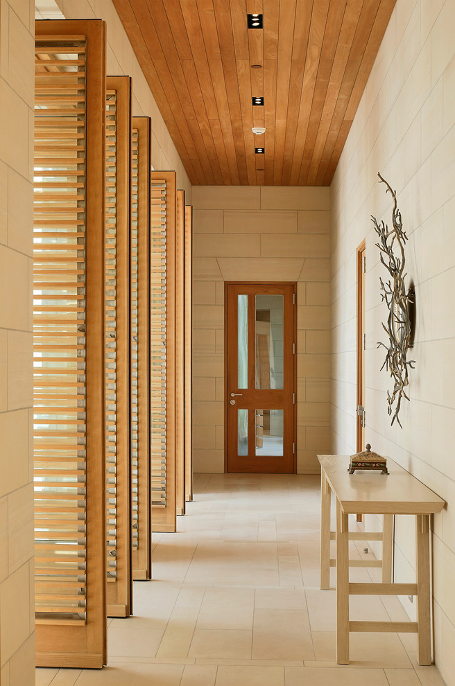 Diseño de recibidores y pasillos contemporáneos con paredes beige y suelo beige