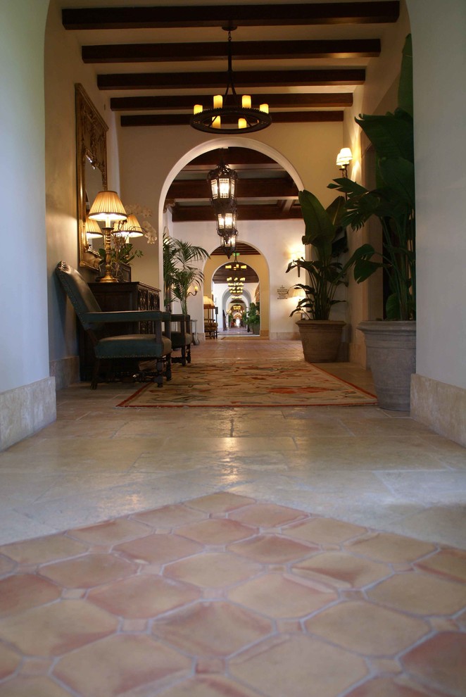 Foto di un ingresso o corridoio chic con pavimento in terracotta