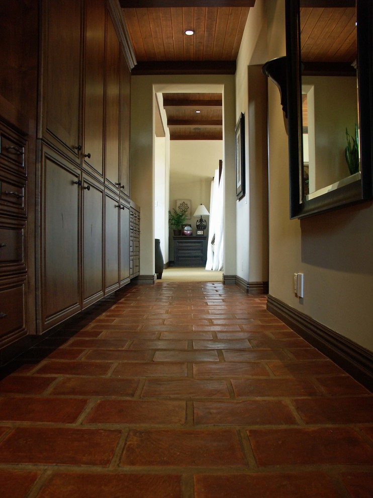 Ispirazione per un ingresso o corridoio tradizionale con pavimento in terracotta