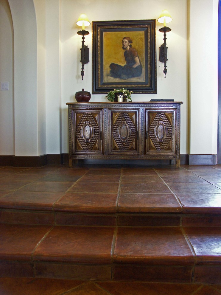 Imagen de recibidores y pasillos tradicionales con suelo de baldosas de terracota