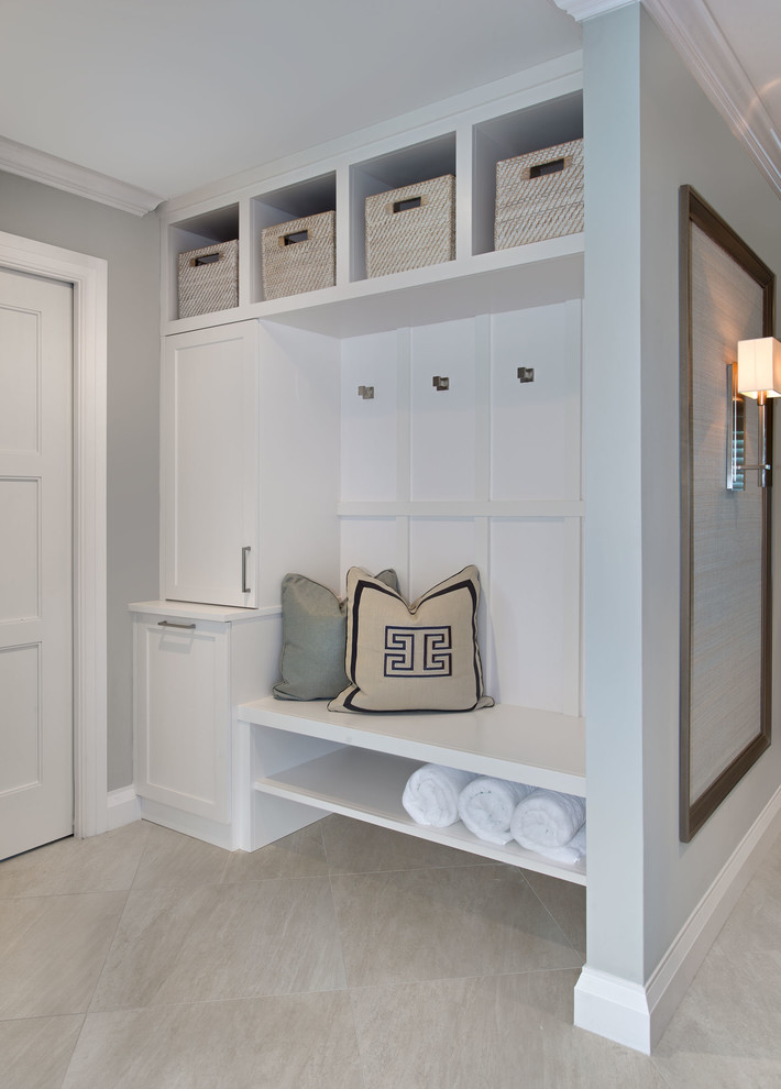 Источник вдохновения для домашнего уюта: коридор среднего размера в современном стиле с белыми стенами и полом из керамогранита