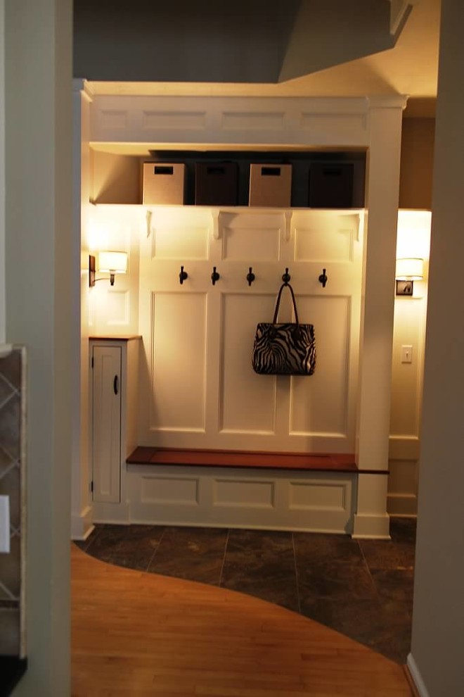 Источник вдохновения для домашнего уюта: коридор среднего размера в классическом стиле с бежевыми стенами и полом из сланца