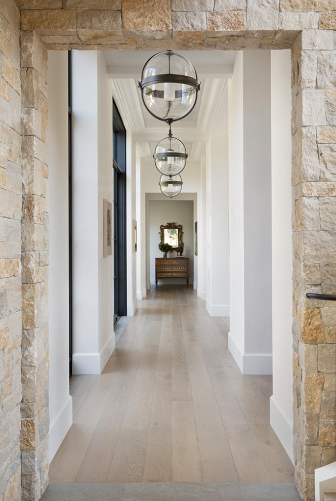 Пример оригинального дизайна: коридор в стиле неоклассика (современная классика) с белыми стенами, светлым паркетным полом и коричневым полом