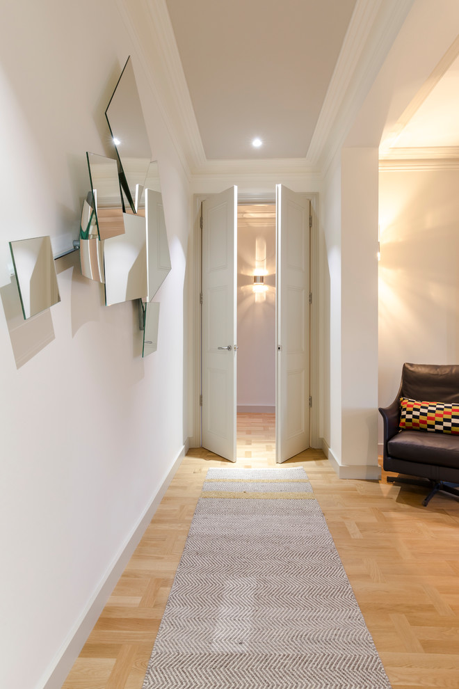 Пример оригинального дизайна: коридор среднего размера в современном стиле с серыми стенами, паркетным полом среднего тона и коричневым полом