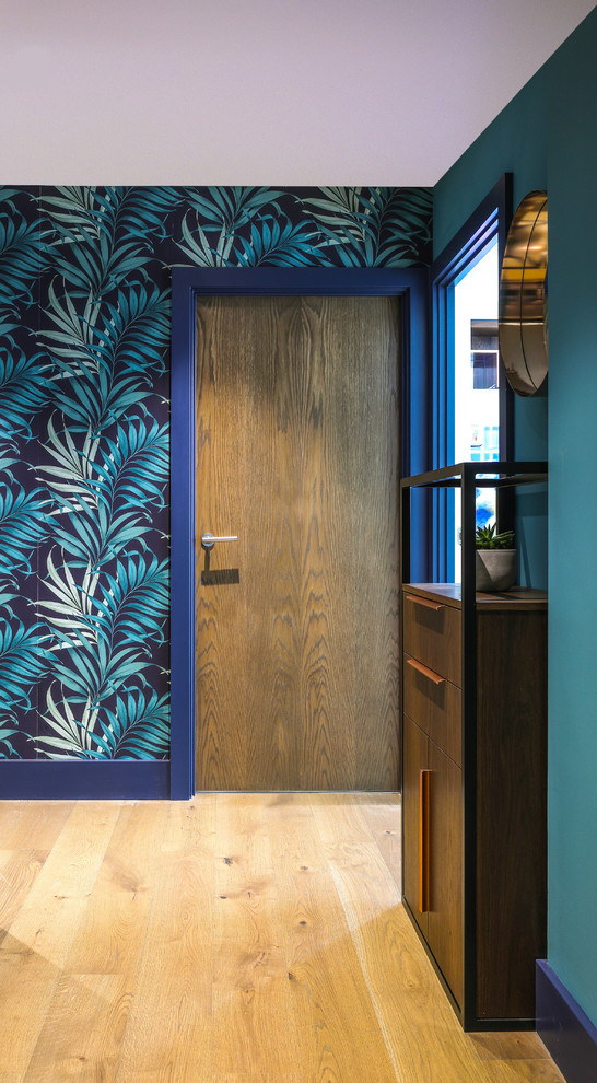 Inspiration för mellanstora moderna hallar, med blå väggar, mellanmörkt trägolv och brunt golv