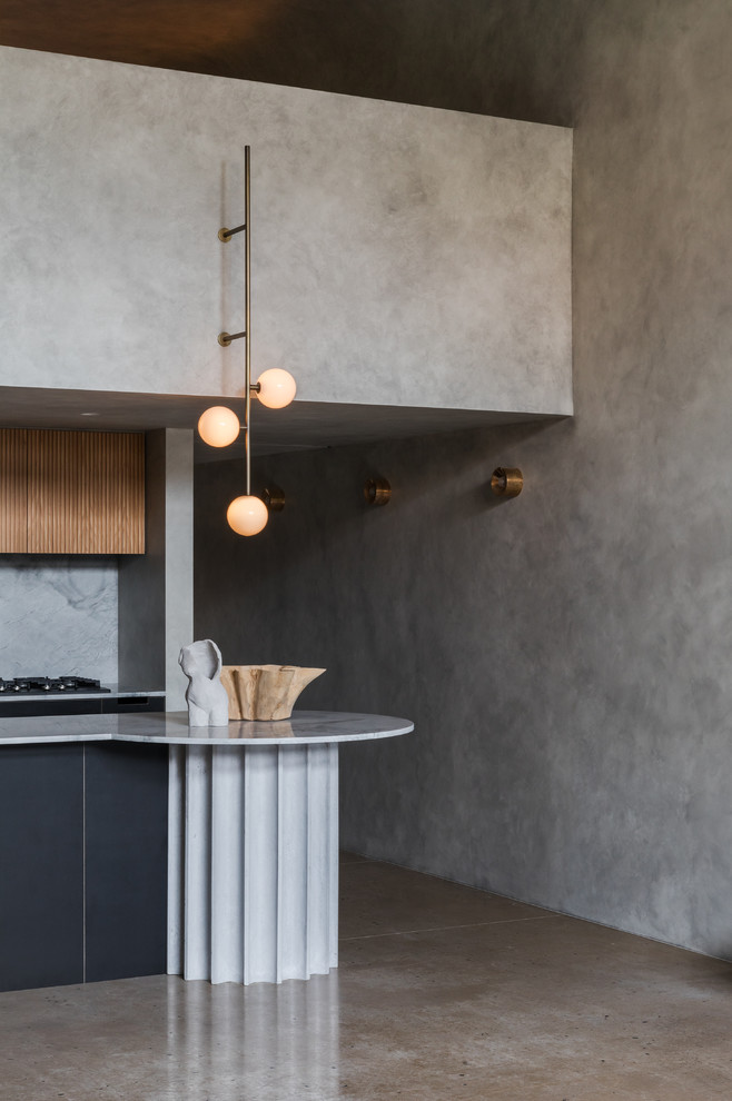 Idée de décoration pour un petit couloir minimaliste avec un mur gris, sol en béton ciré et un sol gris.