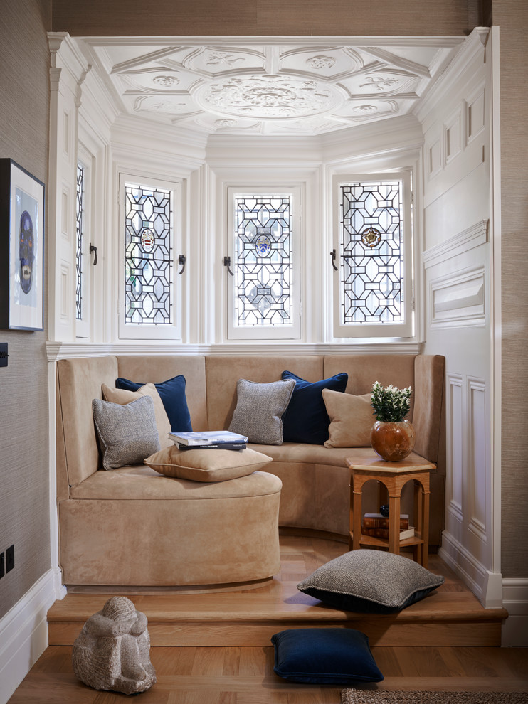 Kleiner Klassischer Flur mit beiger Wandfarbe und braunem Holzboden in London