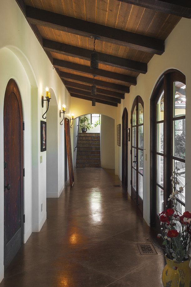 Источник вдохновения для домашнего уюта: огромный коридор в средиземноморском стиле с бежевыми стенами, полом из керамогранита и коричневым полом